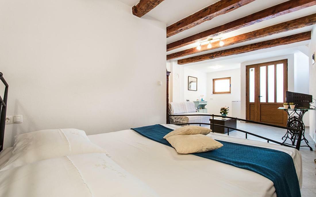 Apartment & Room Antonio Врбник Экстерьер фото