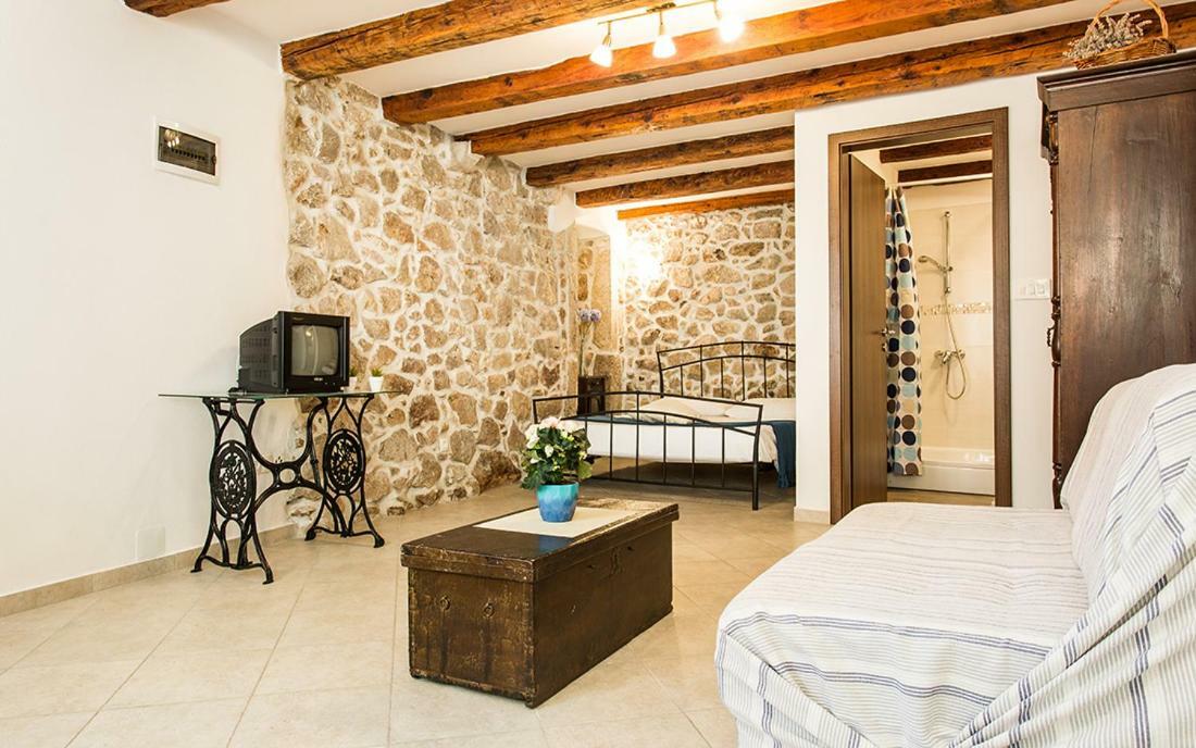 Apartment & Room Antonio Врбник Экстерьер фото